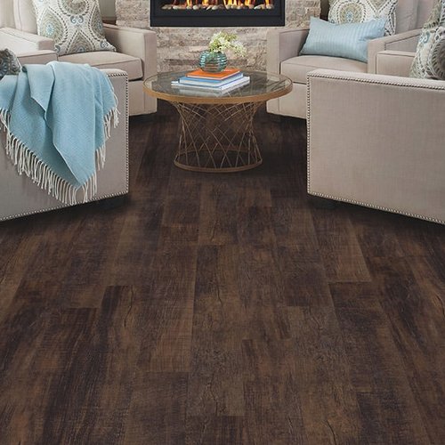 Traditional Glendale AZ home with dark LVP flooring